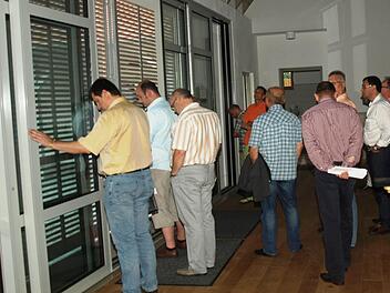 Die Akustik der Kulturscheune ist mangelhaft. Der Gemeinderat nahm den Bau in Augenschein. Mit schallabsorbierenden Tafeln soll eine deutliche Verbesserung erreicht werden. Fotos: Stefan Geiger