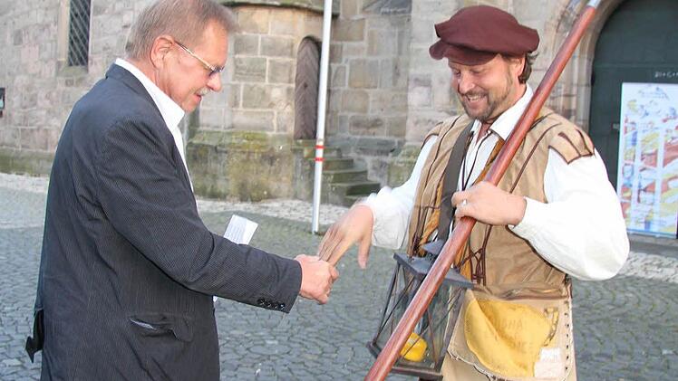 Bürgermeister Wolfgang Beiergrößlein mimte den Adjutanten des Türmers. Denn natürlich hatte der Türmer auch eine Hellebarde dabei, eine Hieb- und Stichwaffe