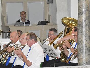 Ein Teil des Posaunenchores Ermershausen mit Pfarrer Stephan Aupperle (links) und Orgel-Solist Rainer Land. Alle Fotos: Schmidt