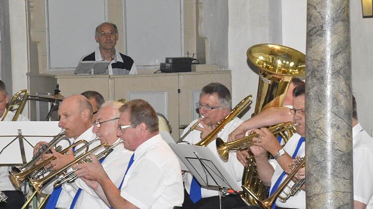 Ein Teil des Posaunenchores Ermershausen mit Pfarrer Stephan Aupperle (links) und Orgel-Solist Rainer Land. Alle Fotos: Schmidt