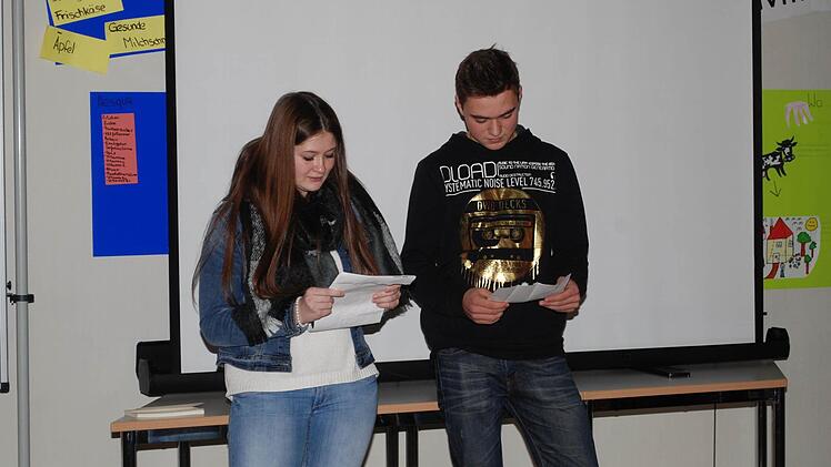 Gelungener Gag: Dankesworte in Russisch und Deutsch von Julia Tydal und Nicolas Friedrich. Foto: Karl Klippel