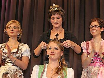 Die Fränkische Weinkönigin Christin Ungemach (hinten) krönte die erste Abt-Degen-Weintal-Weinprinzessin, Johanna Berninger. Die beiden Mitstreiterinnen Elisabeth Goger (links) und Theresa Pfister (rechts) gratulierten. Foto: Janina Selig