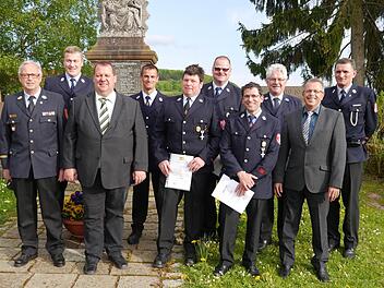 Ehrungen beim Florianstag (von links): Kreisbrandinspektor Peter Sell, Kommandant Marco Knüttel (Schönderling), Bürgermeister Bernold Martin, Arno Spahn, Silko Beck, Mario Heilmann, Uwe Spahn, Hermann Förg, stellvertretender Landrat Emil Müller und Kommandant Harald Schüssler (Schondra). Foto: Oswald Türbl
