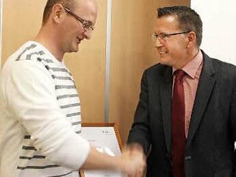 Karsten Fischkal gratuliert Hans Schockel.  Foto: Sabine Memmel