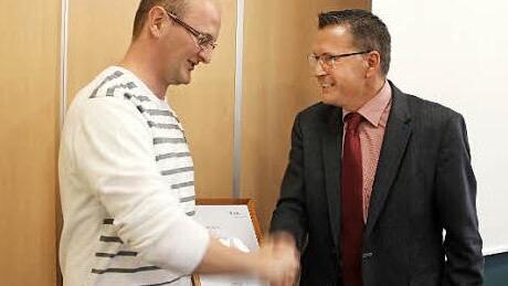 Karsten Fischkal gratuliert Hans Schockel.  Foto: Sabine Memmel
