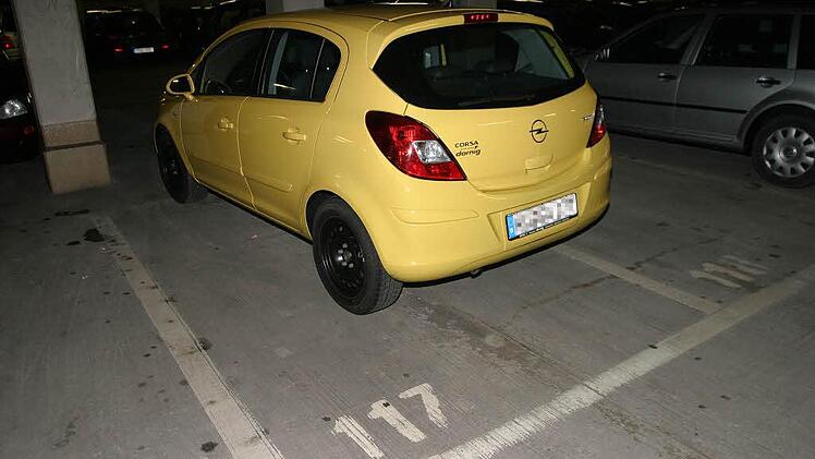 Kleines Auto mit großem Ego: Ein Parkplatz reicht offensichtlich nicht. Foto: Archiv/Hänseler