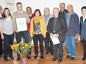 Die Bezirksvorsitzende Gudrun Brendel-Fischer (rechts) und der Kreisfachberater von Wunsiedel Christian Kreipe (links) zeichneten den von Matthias Fischer (Dritter von links) geleiteten OGV Fischbach als Preisträger des Dorfökologiewettbewerbs 2015 aus. Mit im Bild ist OGV-Kreisvorsitzender Fritz Pohl (Dritter von rechts).  Foto: Heike Schülein