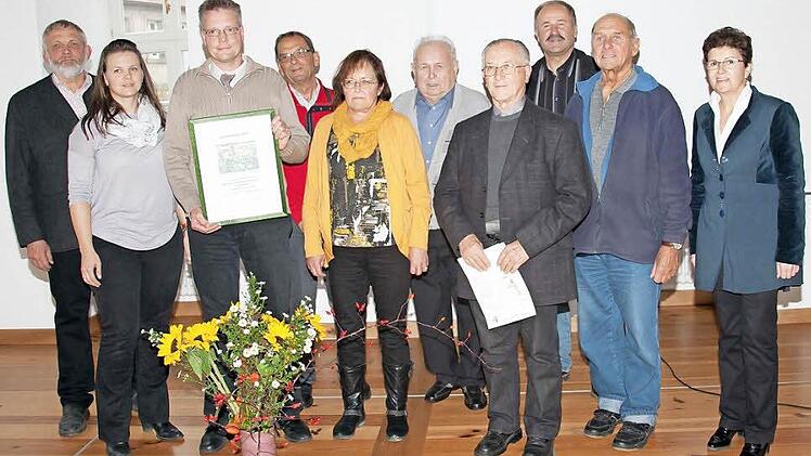 Die Bezirksvorsitzende Gudrun Brendel-Fischer (rechts) und der Kreisfachberater von Wunsiedel Christian Kreipe (links) zeichneten den von Matthias Fischer (Dritter von links) geleiteten OGV Fischbach als Preisträger des Dorfökologiewettbewerbs 2015 aus. Mit im Bild ist OGV-Kreisvorsitzender Fritz Pohl (Dritter von rechts).  Foto: Heike Schülein