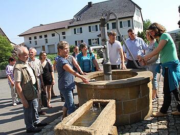 Grundfeld nimmt am erstmals durchgeführten Kreiswettbewerb "Grün im Dorf" teil. Gestern fand die Begehung durch eine achtköpfige Jury unter Kreisfachberater Michael Stromer statt.  Foto: Gerda Völk