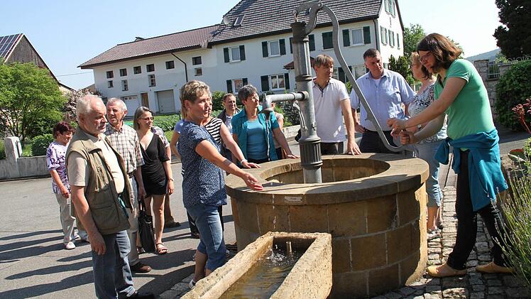 Grundfeld nimmt am erstmals durchgeführten Kreiswettbewerb "Grün im Dorf" teil. Gestern fand die Begehung durch eine achtköpfige Jury unter Kreisfachberater Michael Stromer statt.  Foto: Gerda Völk