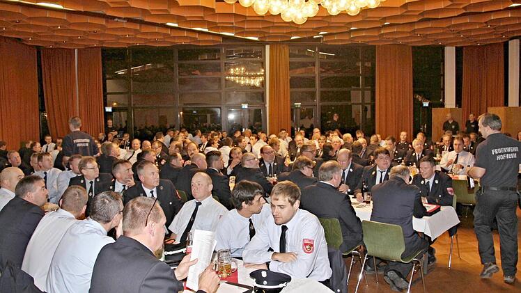 Blick auf die Versammlungsteilnehmer im "Haus des Gastes" in Hofheim.