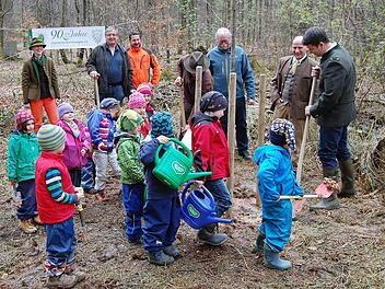 Die Kinder des Waldkindergartens halfen den Jägern und Förstern bei der Baumpflanzung.  Foto: Sigismund von Dobschütz