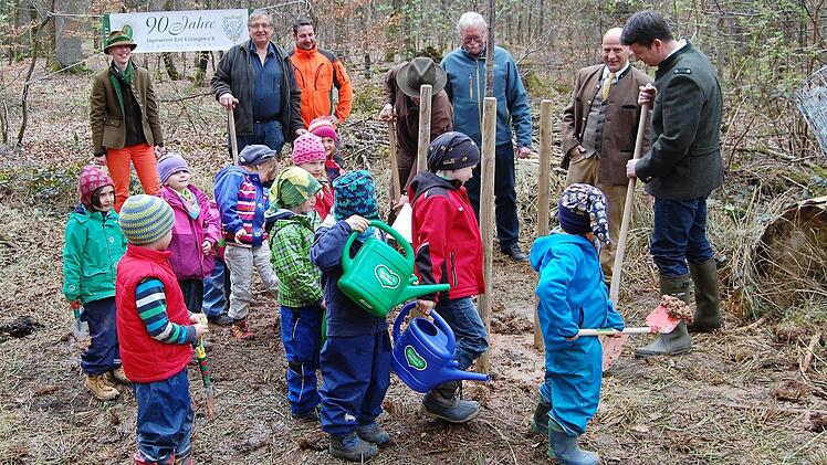 Die Kinder des Waldkindergartens halfen den Jägern und Förstern bei der Baumpflanzung.  Foto: Sigismund von Dobschütz