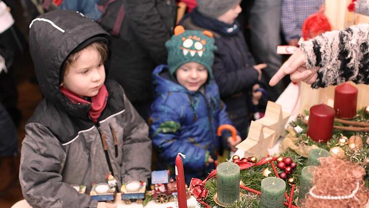 Vorweihnachtlicher Fingerzeig für junge Marktgäste.