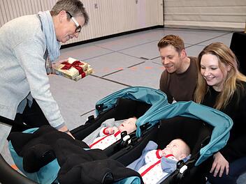 Die fünf Monate alten Zwillinge Jonas (li) und Leon Geyer bekommen von der zweiten Bürgermeisterin Kirschkernkissen zur Begrüßung. Fotos: Johanna Blum