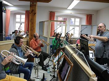 Manfred Heiß (rechts) hat den Konzertraum der Städtischen Musikschule in ein professionelles Tonstudio verwandelt. Drei Tage lang haben die "Eghalanda" Musikanten dort ihre erste CD aufgenommen. Thomas Malz