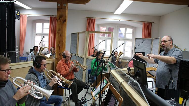 Manfred Heiß (rechts) hat den Konzertraum der Städtischen Musikschule in ein professionelles Tonstudio verwandelt. Drei Tage lang haben die "Eghalanda" Musikanten dort ihre erste CD aufgenommen. Thomas Malz