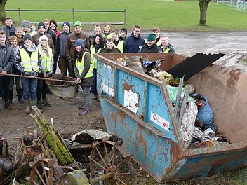 Schon nach wenigen Stunden kam ein gro&szlig;er M&uuml;llberg bei der Sammelaktion zusammen.  Foto: Manfred Brunner