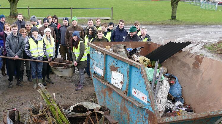 Schon nach wenigen Stunden kam ein gro&szlig;er M&uuml;llberg bei der Sammelaktion zusammen.  Foto: Manfred Brunner