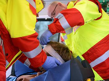 Bei der Arbeit wurde ein Bauarbeiter am Mittwochmorgen von einem Fahrzeug erfasst und schwer am Kopf verletzt. Symbolfoto: Jens Kalaene/dpa