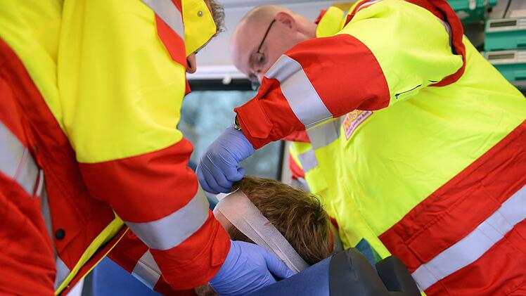 Bei der Arbeit wurde ein Bauarbeiter am Mittwochmorgen von einem Fahrzeug erfasst und schwer am Kopf verletzt. Symbolfoto: Jens Kalaene/dpa