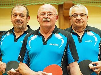 Seit 50 Jahren stehen die Brüder (von links) Ludwig, Peter und Paul Häfner für den TSV Aschach an der Tischtennis-Platte. Foto: Jürgen Schmitt