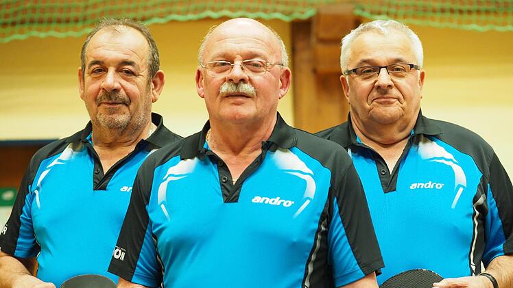 Seit 50 Jahren stehen die Brüder (von links) Ludwig, Peter und Paul Häfner für den TSV Aschach an der Tischtennis-Platte. Foto: Jürgen Schmitt