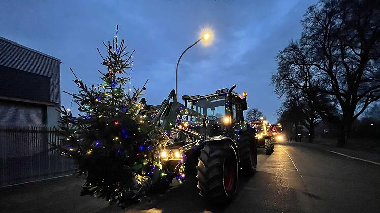 Bund geschmückte Traktoren fahren durch Hof
