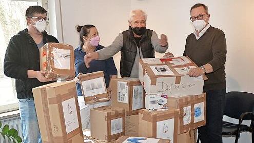 Vor dem Verladen des Transporters in guter Laune (von links): Andreas Stauch, Dr. Martina Stauch, Tom Sauer, Guido Mathes