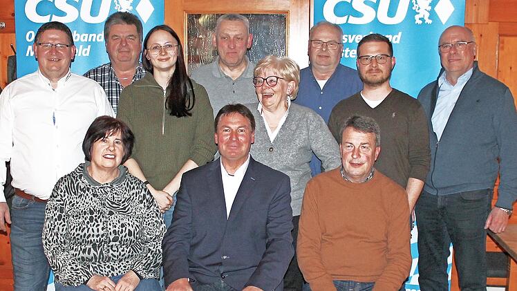 Die neu gewählte Führung des CSU-Ortsverbandes Mistelfeld mit Vorsitzendem Bernd Krauß (sitzend, Mitte) sieht sich auch weiterhin in der Verantwortung.