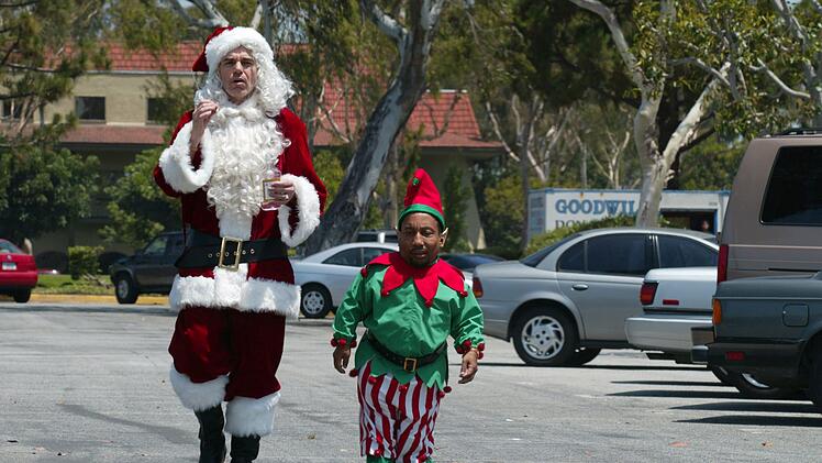 Eine seiner bekanntesten Rollen spielte Billy Bob Thornton (links, neben Tony Cox) in "Bad Santa", dem etwas anderen Weihnachtsfilm.