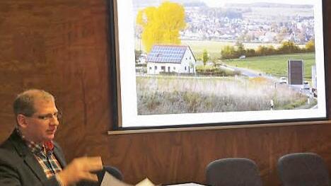 Mühlhausens Bürgermeister Klaus Faatz stellte im Landratsamt die Aktivitäten seiner Gemeinde  vor.