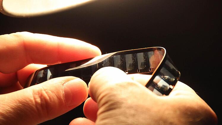 25 Bilder pro Sekunde: Dieser historische 16-Millimeter-Film entstand in den 50er Jahren. Jürgen Schäfer wird ihn digitalisieren.  Fotos: Diana Fuchs