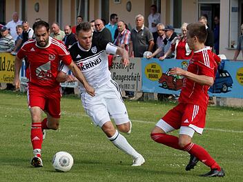 Kein Durchkommen: Der Sander Thorsten Schlereth (Mitte) wird von den Lengfelder-Spielern Nino Bozesan (links) und Mario Koelbl in die Zange genommen. Fotos: Günther Geiling