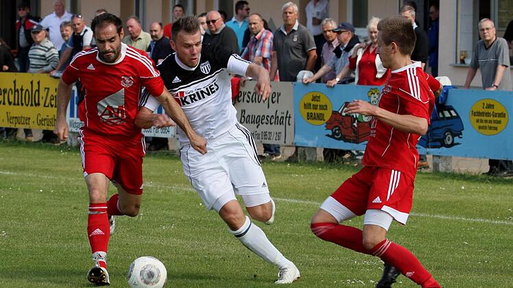 Kein Durchkommen: Der Sander Thorsten Schlereth (Mitte) wird von den Lengfelder-Spielern Nino Bozesan (links) und Mario Koelbl in die Zange genommen. Fotos: Günther Geiling