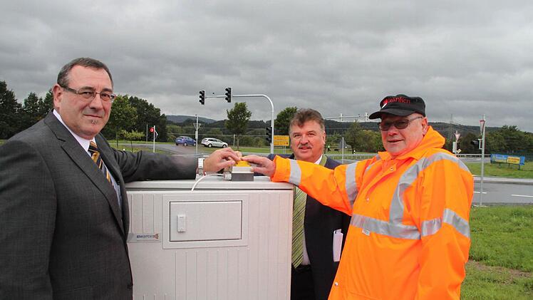 Bauoberrat Siegfried Beck vom Staatlichen Bauamt in Bayreuth, Landrat Klaus Peter Söllner und Bürgermeister Dieter Adam (von links) nehmen die neuen Ampelanlage an der B 289 bei Mainleus und Schwarzach in Betrieb. Foto: Jürgen Gärtner