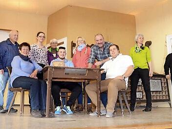 Sie versprechen Lachsalven und viel hintergründigen Humor (von links): Florian Böhm, Hans Richter, Rosi Popp, Alexandra Kempf, Gertraud Richter, Julius Kraus, Sarah Ferner, Alex Böhm, Axel Schrepfer, Christine Böhm und Hans Richter. Es fehlt Martin Rademacher. Foto: K.- H. Hofmann