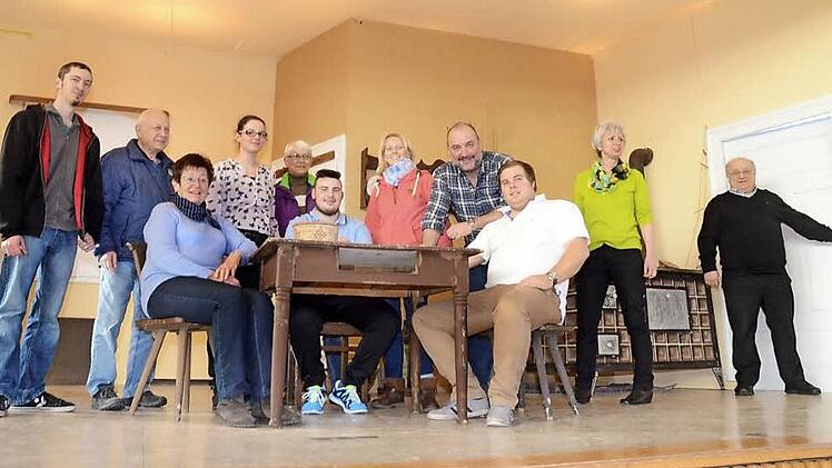 Sie versprechen Lachsalven und viel hintergründigen Humor (von links): Florian Böhm, Hans Richter, Rosi Popp, Alexandra Kempf, Gertraud Richter, Julius Kraus, Sarah Ferner, Alex Böhm, Axel Schrepfer, Christine Böhm und Hans Richter. Es fehlt Martin Rademacher. Foto: K.- H. Hofmann