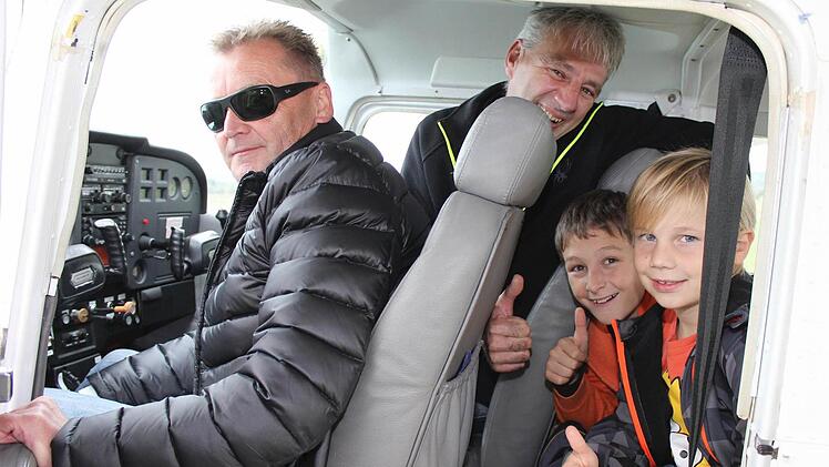 Georg Jäger, sein Sohn Philipp und dessen Freund Fritz hatten auf dem Rundflug über den Steigerwald ihren Spaß - und waren in besten Händen. Das MFC-Mitglied und Pilot Uwe Vogt (links) fliegt normalerweise große Maschinen bei einer irischen Fluggesellschaft.  Fotos: Ralf Naumann