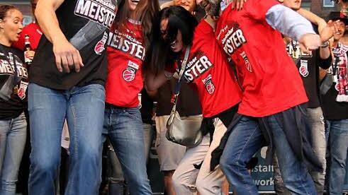 Ließ sich nicht lange bitten: "Herr der Ringe" Nikolaos Zisis (links) beim Sirtaki auf der Maxplatz-Bühne.