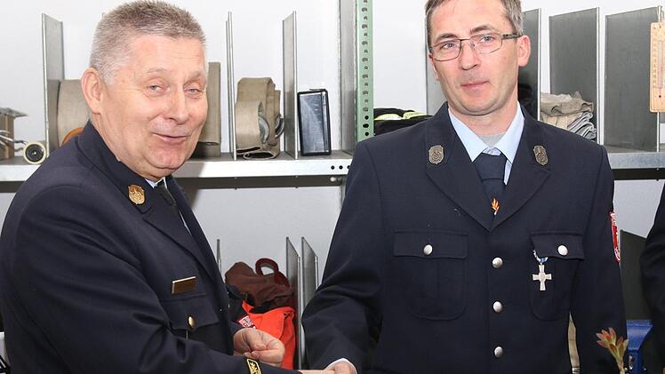 Als erste Amtshandlung in dem neuen Haus konnte KBR Manfred Lorenz Markus Stirnweiß mit dem Feuerwehrehrenzeichnen in Silber auszeichnen. ( von links)Fotos: Michael Stelzner