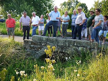 Viel zu tun: Die Neugestaltung des Eggenbaches zwischen Lahm und Pülsdorf könnte im kommenden Jahr in Angriff genommen werden. Jürgen Kittner (vorne) erläuterte dem Gemeinderat, wie der Bachlauf freigelegt werden soll. Fotos: Berthold Köhler