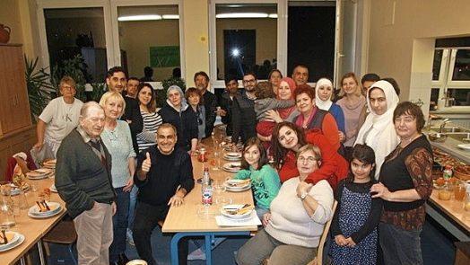 Ein internationales Treffen f&uuml;hrte die Menschen in der K&uuml;che der Kronacher Berufsschule zusammen. Gekocht wurde syrisch. Foto: privat