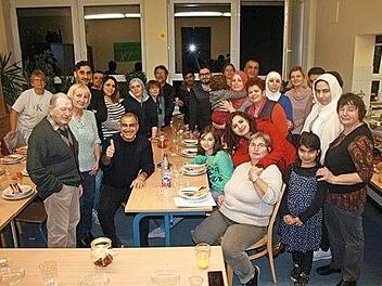 Ein internationales Treffen führte die Menschen in der Küche der Kronacher Berufsschule zusammen. Gekocht wurde syrisch. Foto: privat