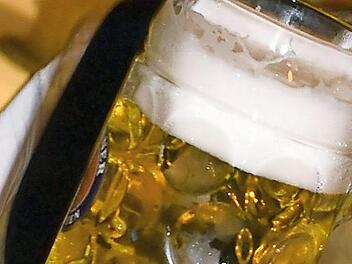 Mit einem Krug verletze ein 21-Jähriger in Pretzfeld einen 40-Jährigen an der Stirn. Symbolfoto: Felix Hörhager/dpa