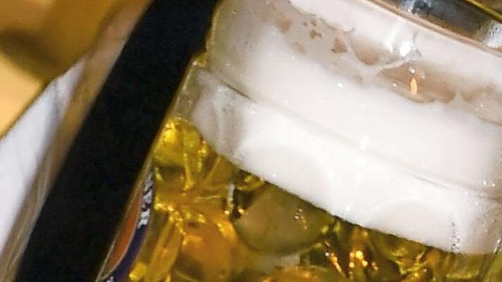 Mit einem Krug verletze ein 21-Jähriger in Pretzfeld einen 40-Jährigen an der Stirn. Symbolfoto: Felix Hörhager/dpa