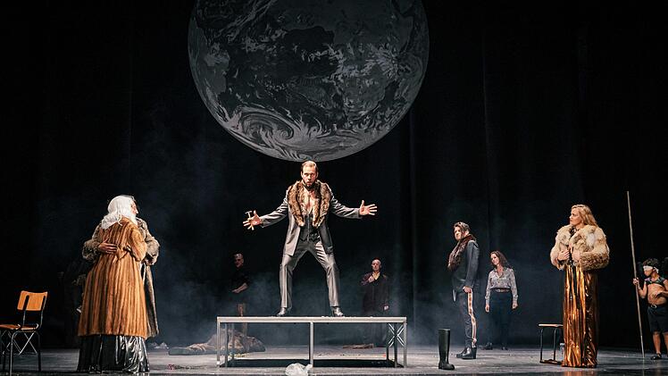 "Das Rheingold" von Richard Wagner feierte in der Regie von Alexander Müller-Elmau Premiere am Landestheater Coburg.Foto: Sebastian Buff