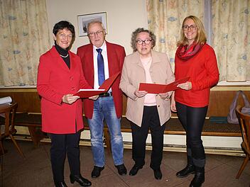 Bei der Auszeichnung für langjährige Mitgliedschaft (von links): Inge Aures, Altbürgermeister Gerhard Jäger, Erika Arnhold, OV-Vorsitzende Christine Jäger  Foto: Renate Neubecker