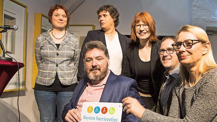 Stolz auf die Auszeichnung (von links): Andrea May (Bezirk Mittelfranken), Holger Kiesel (Behindertenbeauftragter der Bayerischen Staatsregierung), Ina Fischer (Kommune Inklusiv Erlangen), Museumsleiterin Brigitte Korn, Oberbürgermeister Florian Janik, Kulturreferentin Anke Steinert-Neuwirth  Foto: Georg Pöhlein