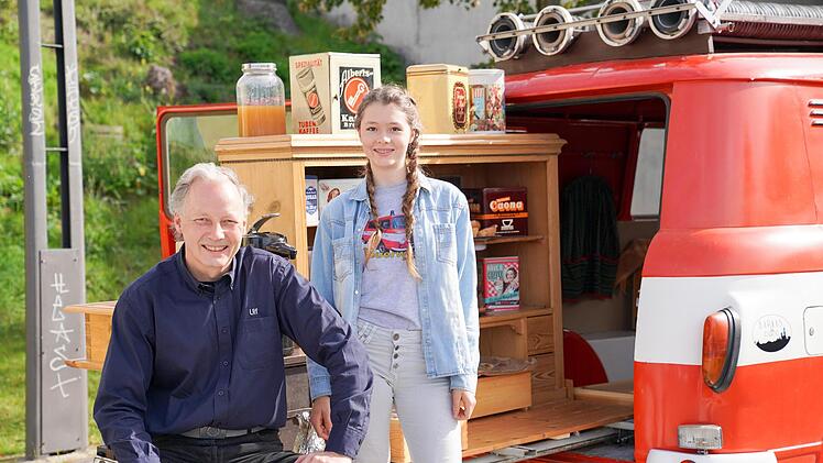 Der Alladorfer Ulf Fischer und seine Tochter Inka sind stolze Betreiber eines "Barkas-Cafés". Foto: Adriane Lochner